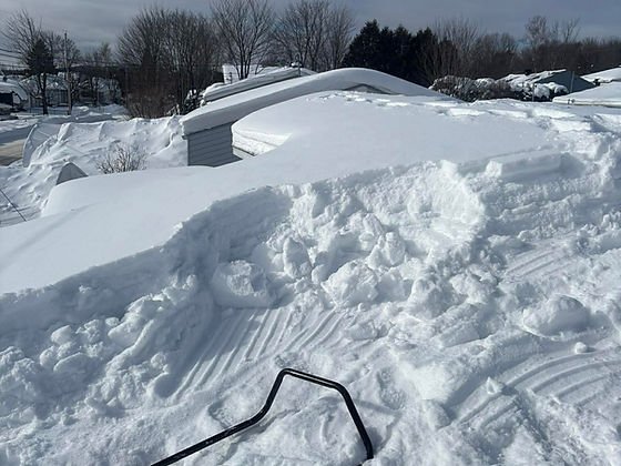 Residential roof cleared of snow by Entretiens Emond after a storm in the Quebec City area