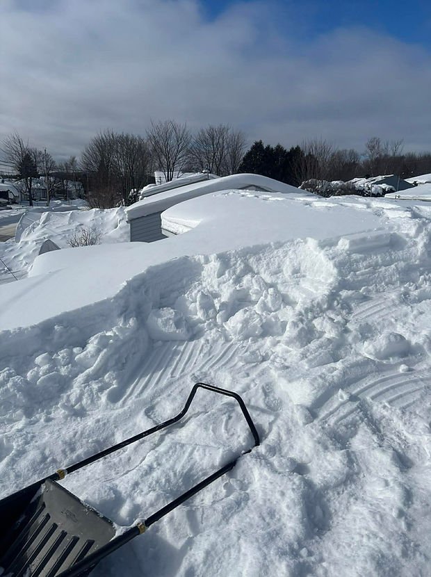 Hiver : Toiture résidentielle déneigée par Entretiens Emond après une bordée dans la région de Québec