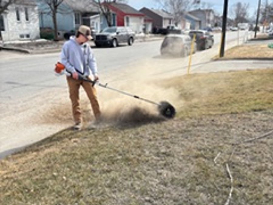 Street edge cleanup with a blower by Entretiens Emond