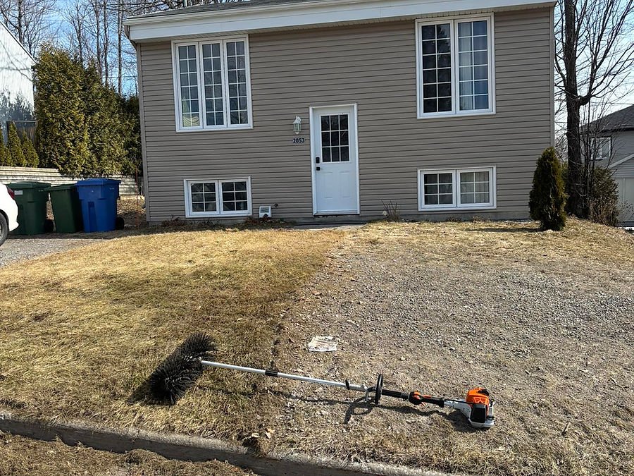 Terrain nettoyé au printemps devant une maison résidentielle de la région de Québec